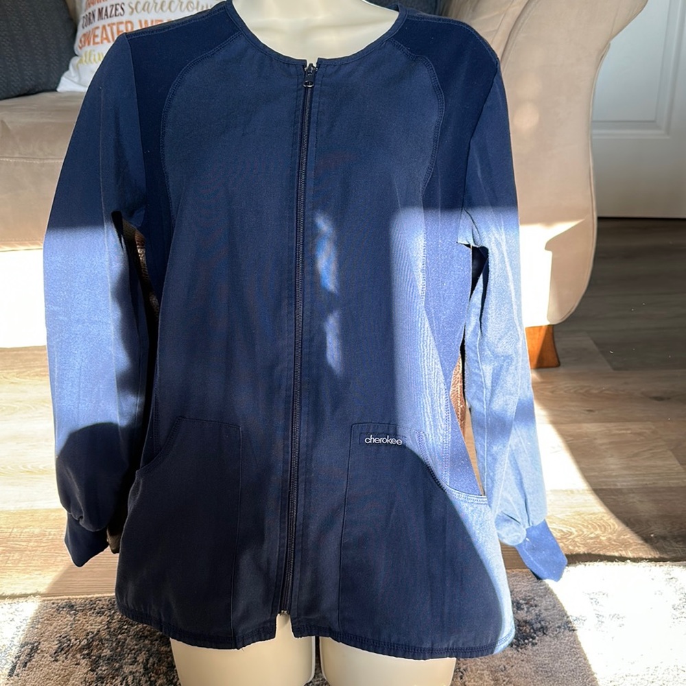 Women Cherokee scrub lab coat in navy, with zipper and two pockets size XS